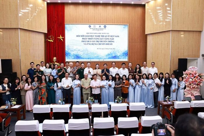 Các đại biểu chụp ảnh lưu niệm
