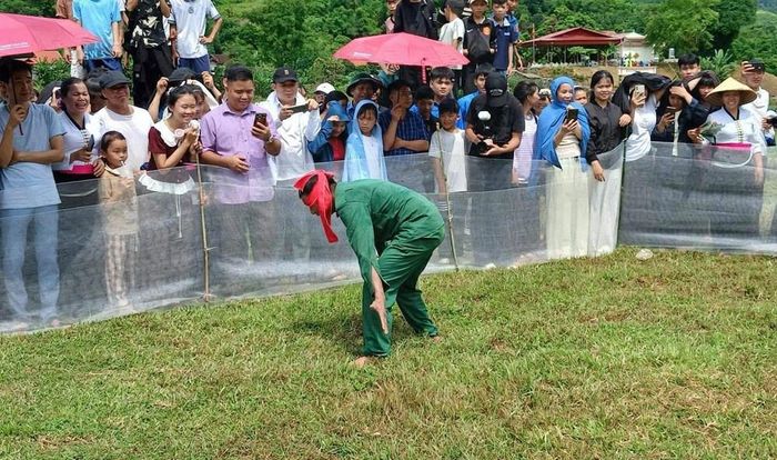 Không khí ngày hội càng thêm sôi động với các hoạt động bịt mắt bắt vịt, bắt cá chép ruộng cùng nhiều trò chơi dân gian. Người dân, du khách trực tiếp tham gia, tạo nên không gian giao lưu gần gũi; đồng thời giúp thế hệ trẻ có cơ hội tìm hiểu, thực hành và tiếp nối nét đẹp văn hóa của cha ông