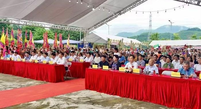 Các đại biểu, nhân dân tham dự lễ hội