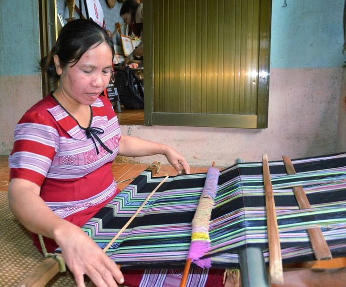Nghề dệt thổ cẩm góp phần bảo tồn bản sắc văn hóa dân tộc tại địa phương