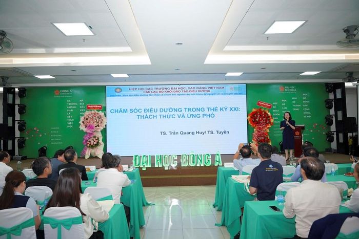 Các đại biểu trình bày tham luận tại Hội thảo