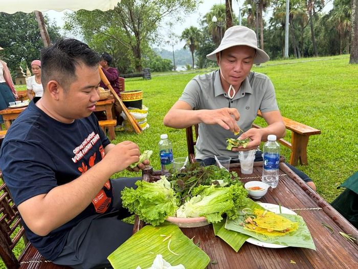 Du khách thưởng thức bánh xèo do bà con đến từ Cần Thơ chế biến
