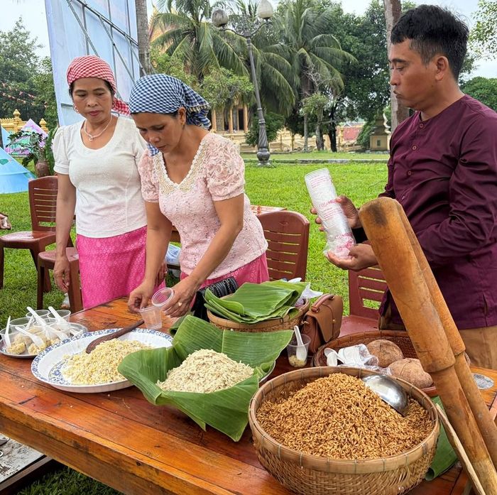 Cốm dẹp là món ăn và lễ vật truyền thống lâu đời của đồng bào dân tộc Khmer Nam Bộ