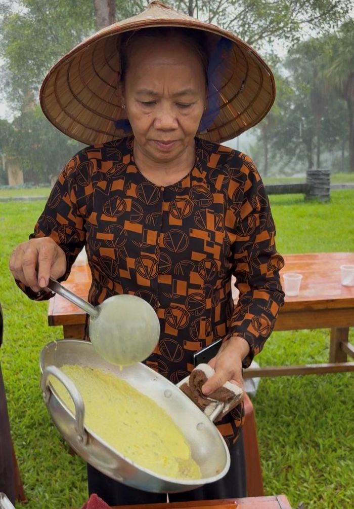 Du khách đến Làng được xem bà con đến từ Cần Thơ trình diễn đổ bánh xèo