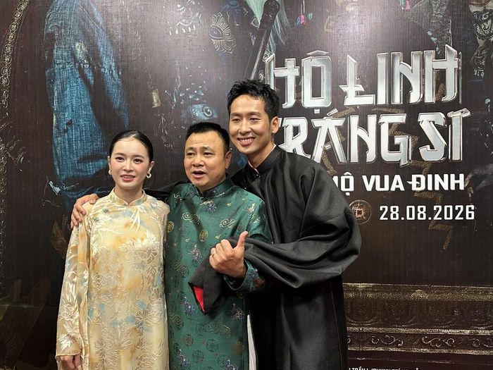 NSND Tự Long chụp ảnh với diễn viên trong đoàn làm phim