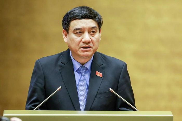 Chủ nhiệm Ủy ban Văn hóa và Xã hội Nguyễn Đắc Vinh trình bày báo cáo tóm tắt thẩm tra dự thảo Nghị quyết