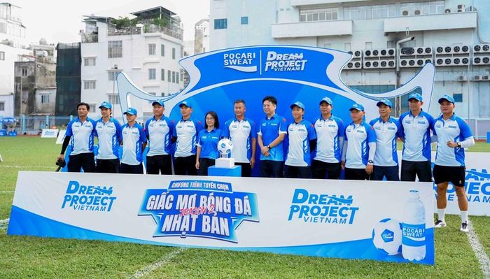Đại diện Ban tổ chức cùng các HLV chụp hình lưu niệm tại ngày khai mạc