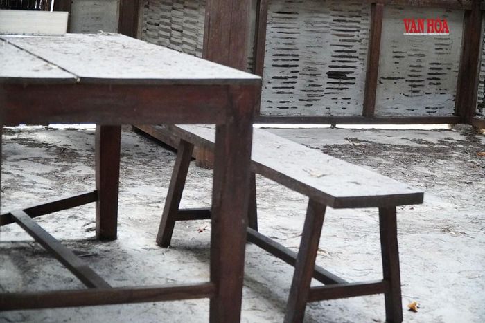 Bàn ghế bên trong ngôi nhà phủ đầy bụi. Ảnh: S.Thùy