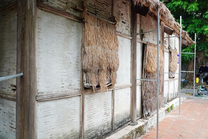 Chiều ngày 22.8, Bảo tàng Lịch sử TP. Huế đã huy động nhân lực đến thực hiện gia cố, chống đỡ công trình để chuẩn bị cho công tác tu bổ, bảo dưỡng di tích. Ảnh: S.Thùy