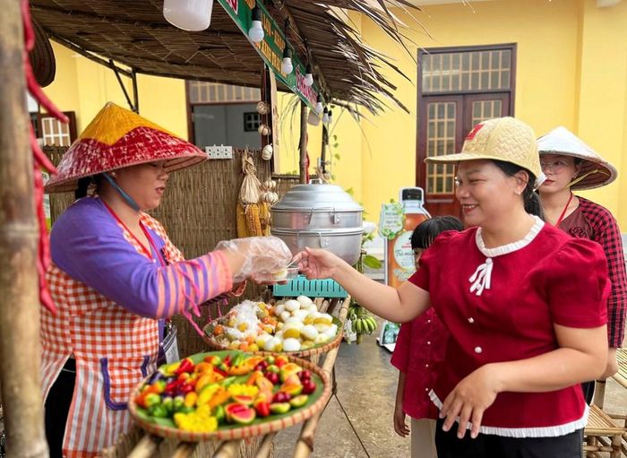 Khu trưng bày, giới thiệu các sản phẩm đặc trưng của xã Óc Eo và các địa phương trong tỉnh