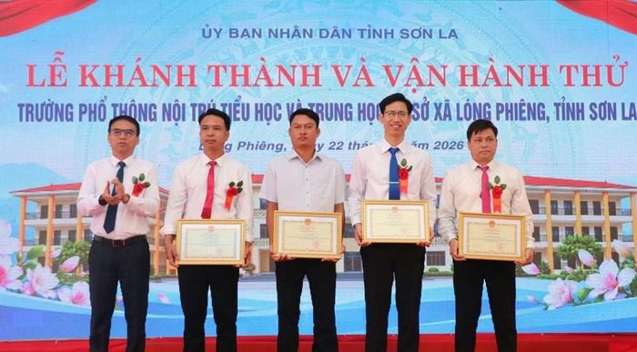 Trao tặng Bằng khen cho tập thể và cá nhân có thành tích xuất sắc trong xây dựng nhà trường
