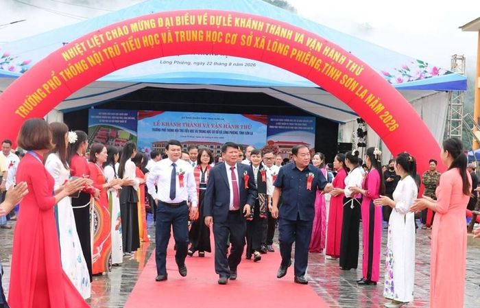 Phó Bí thư Thường trực Tỉnh ủy, Chủ tịch HĐND tỉnh Sơn La Lò Minh Hùng cùng các đại biểu tại lễ khánh thành