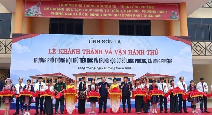 Phó Bí thư Thường trực Tỉnh ủy, Chủ tịch HĐND tỉnh Sơn La Lò Minh Hùng cùng các đại biểu cắt băng khánh thành