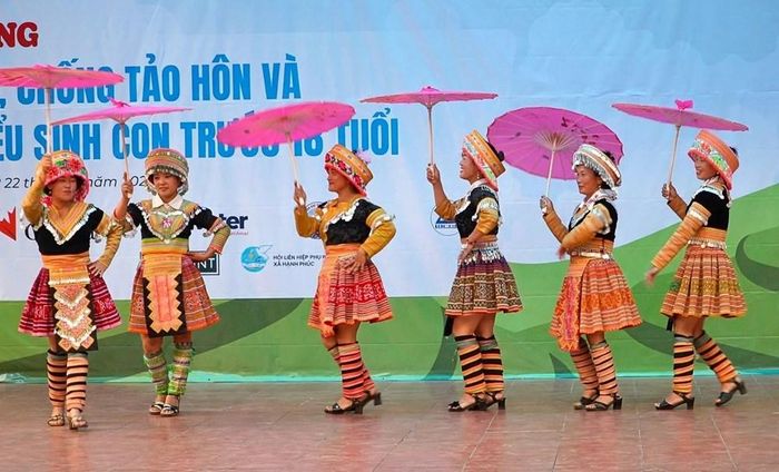 Tiết mục văn nghệ của phụ nữ địa phương góp phần tạo không khí sôi nổi tại chương trình
