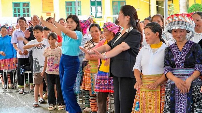 Phụ nữ và trẻ em thôn Kháo Chu tham gia chương trình truyền thông cộng đồng về phòng, chống tảo hôn