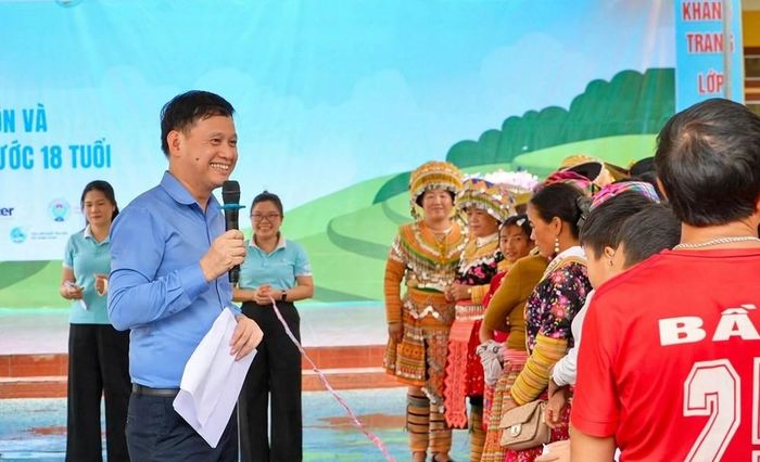 Tiến sĩ Lê Văn Sơn trực tiếp trao đổi, tương tác với người dân về phòng, chống tảo hôn và sinh con trước 18 tuổi