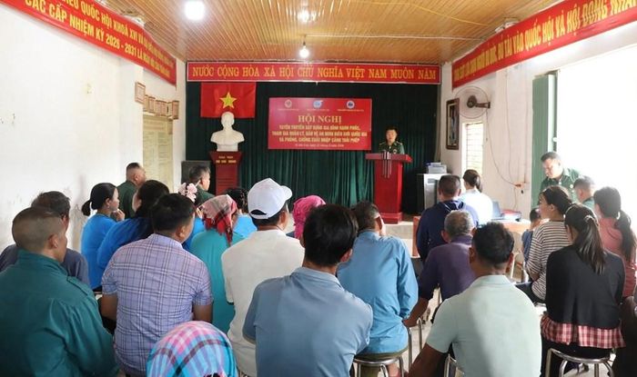 Cán bộ Đồn Biên phòng Si Ma Cai tuyên truyền các quy định pháp luật về bảo vệ biên giới và phòng, chống xuất nhập cảnh trái phép