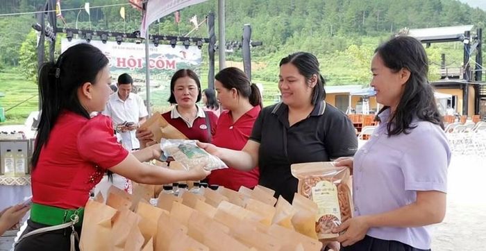 Du khách mua sắm tại các gian hàng trưng bày, giới thiệu sản phẩm tại Lễ hội Cốm “Hương sắc mùa thu Tú Lệ” năm 2026