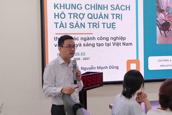 PGS.TS Nguyễn Mạnh Dũng báo cáo đề dẫn toạ đàm