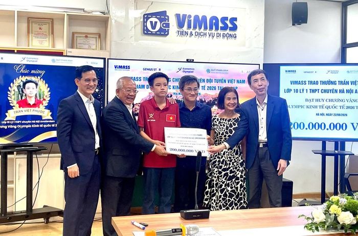 Thành viên trẻ nhất đoàn, em Trần Việt Phước, học sinh Trường THPT Chuyên Hà Nội - Amsterdam giành Huy chương Vàng. Ảnh: Thuỳ Chi