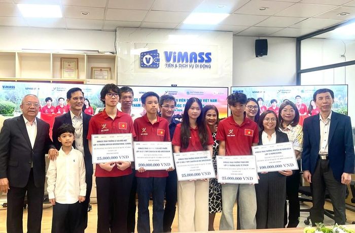 5 học sinh nhận tổng giá trị giải thưởng lên tới 375 triệu đồng. Ảnh: Thuỳ Chi