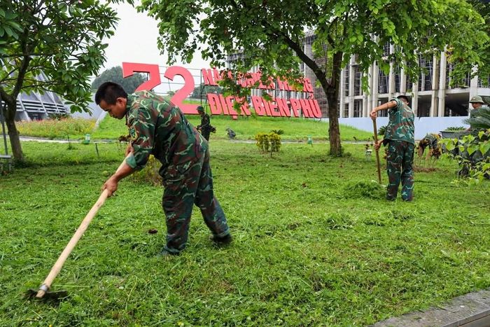 Các lực lượng tập trung phát dọn cỏ, vệ sinh khuôn viên, chăm sóc cây xanh, thu gom rác thải và chỉnh trang những khu vực phục vụ người dân, du khách đến tham quan, tìm hiểu lịch sử