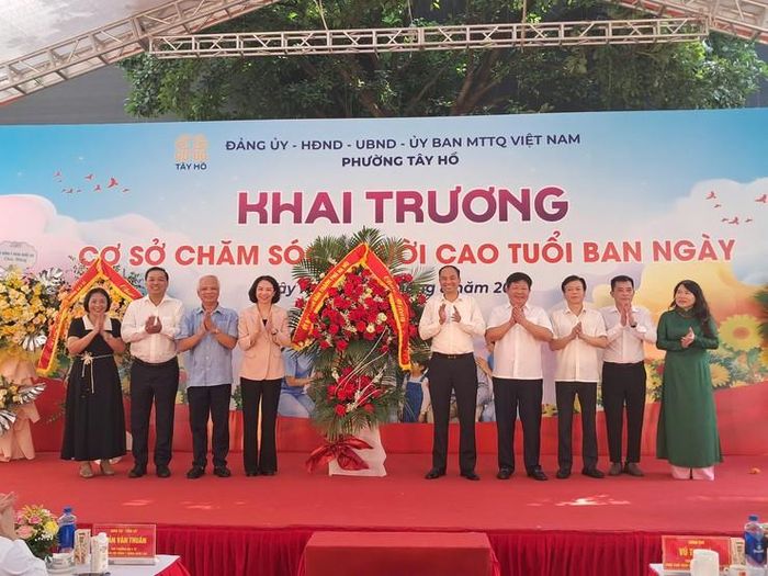 Các đại biểu khai trương cơ sở chăm sóc người cao tuổi ban ngày phường Tây Hồ vào ngafy10/2. Ảnh:PTH