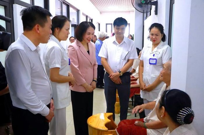 Lãnh đạo Hà Nội thăm hỏi người cao tuổi tại cơ sở Tây Hồ. Ảnh: PTH