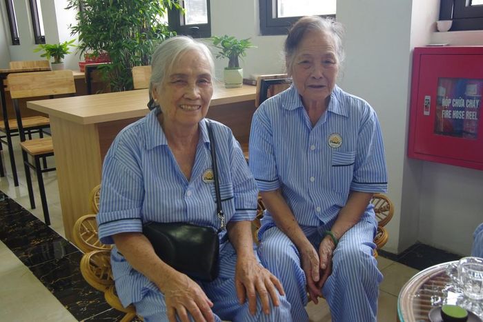 2 cụ bà Nguyễn Thị Tuyết Lan (trái, 82 tuổi) và Ngô Thị Lành (87 tuổi) tại cơ sở. Ảnh: Đông Mai