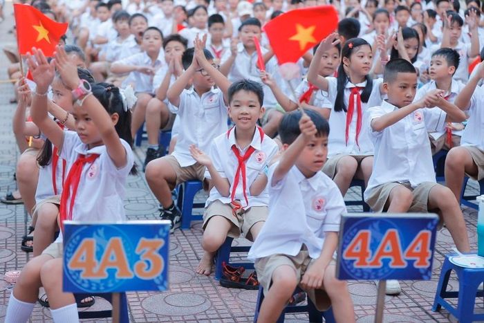 Học sinh dự khai giảng năm học mới tại trường Tiểu học Gia Quất (Bồ Đề - Hà Nội). Ảnh: Minh Quyết - TTXVN