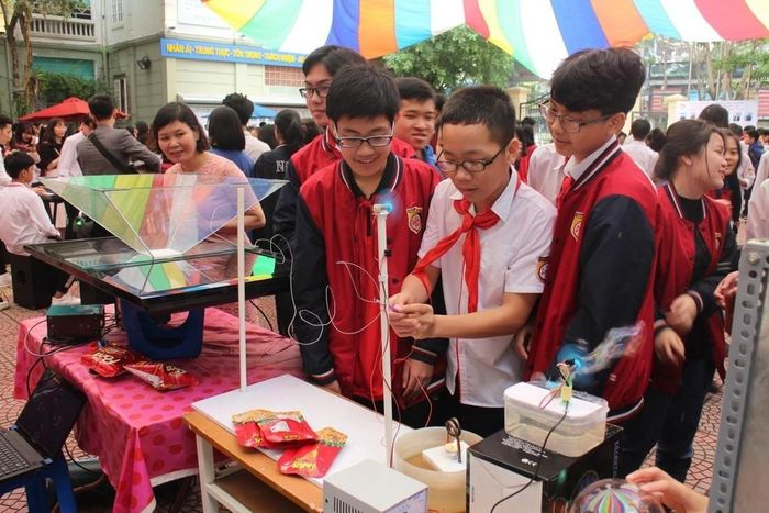 Học sinh Trung học cơ sở Nguyễn Bỉnh Khiêm hào hứng với trải nghiệm sáng tạo. Ảnh: TTXVN phát