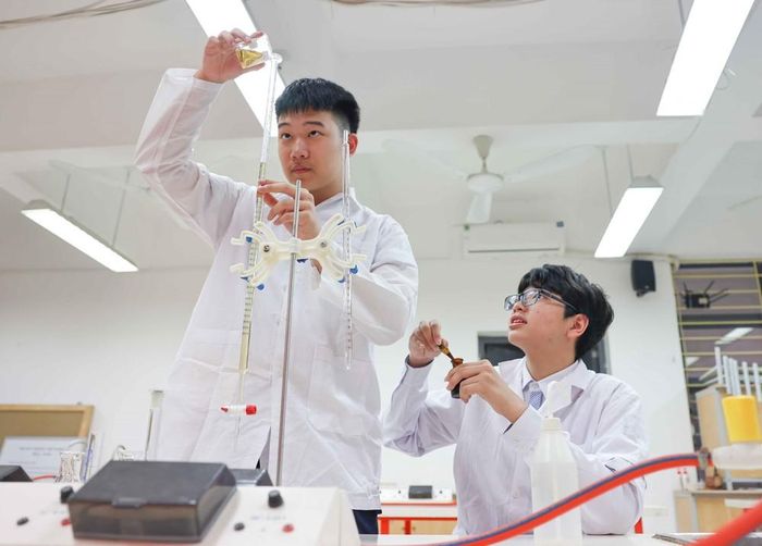 Vượt qua những yêu cầu khắt khe và áp lực của một kỳ thi quốc tế, Đội tuyển Việt Nam đã xuất sắc giành trọn vẹn 6/6 huy chương (3 Huy chương Bạc và 3 Huy chương Đồng) tại kỳ thi Olympic Khoa học trẻ quốc tế IJSO 2025. Ảnh: Thanh Tùng - TTXVN