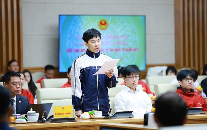 Học sinh Nguyễn Thế Quân, lớp 12A Trường THPT Chuyên Phan Bội Châu (Nghệ An) giành huy chương Vàng tại kỳ thi Olympic Vật lý quốc tế (IPhO) năm 2025. Ảnh: Dương Giang-TTXVN