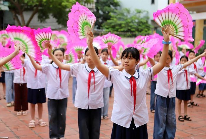 Học sinh khối lớp 4 trường Tiểu học Kỳ Bá (phường Trần Lãm, tỉnh Hưng Yên) đồng diễn chèo. Ảnh: Thế Duyệt – TTXVN