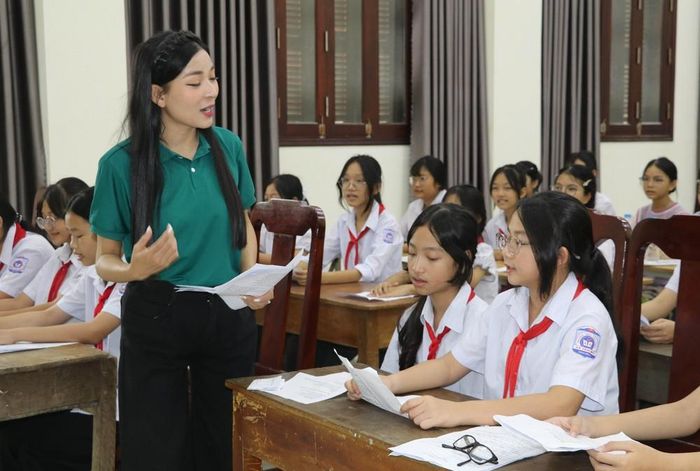 Truyền dạy thực hành những làn điệu chèo cho các em học sinh tại xã Yên Mô, tỉnh Ninh Bình. Ảnh: Thùy Dung - TTXVN