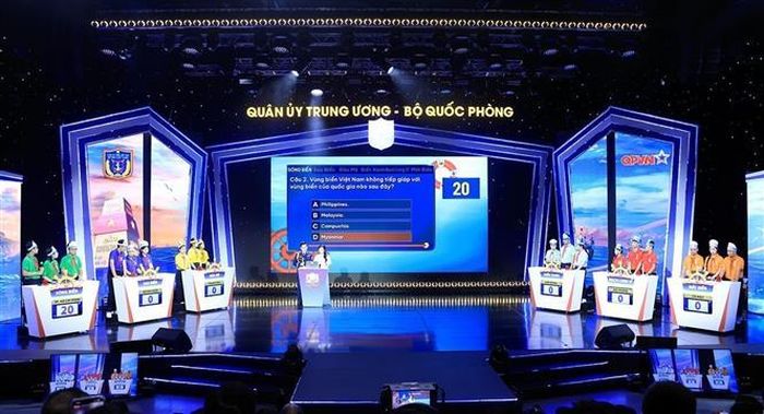 Các đội tham gia trả lời câu hỏi tại vòng chung kết. Ảnh: Tuấn Anh - TTXVN