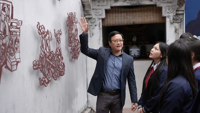 Nghệ sĩ Nguyễn Thế Sơn cùng các bạn trẻ khám phá những lớp ký ức tại đình Vũ Thạch. Ảnh: Nghệ sĩ cung cấp