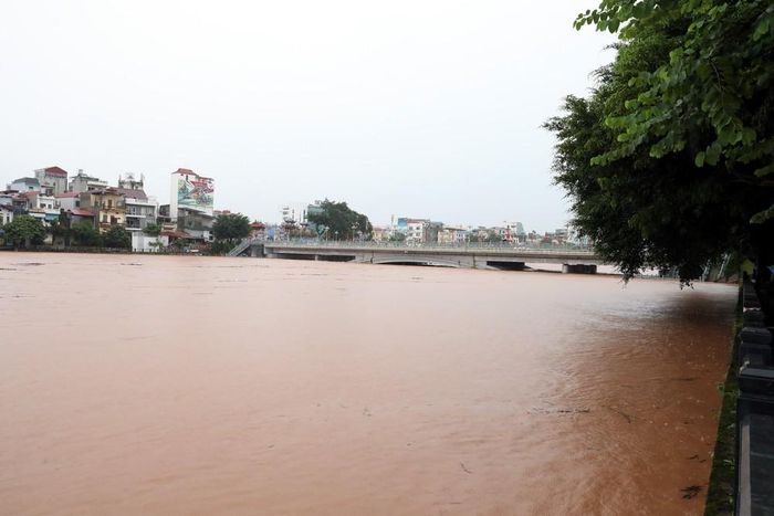 Mực nước sông Kỳ Cùng, tỉnh Lạng Sơn đã gần chạm đỉnh