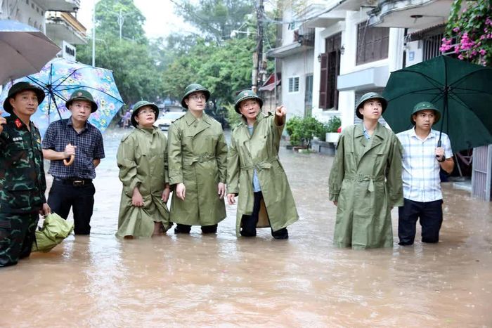 Phó Chủ tịch Thường trực UBND tỉnh Lạng Sơn Đinh Hữu Học cùng đoàn công tác kiểm tra công tác ứng phó với mưa lũ trên địa bàn phường Lương Văn Tri