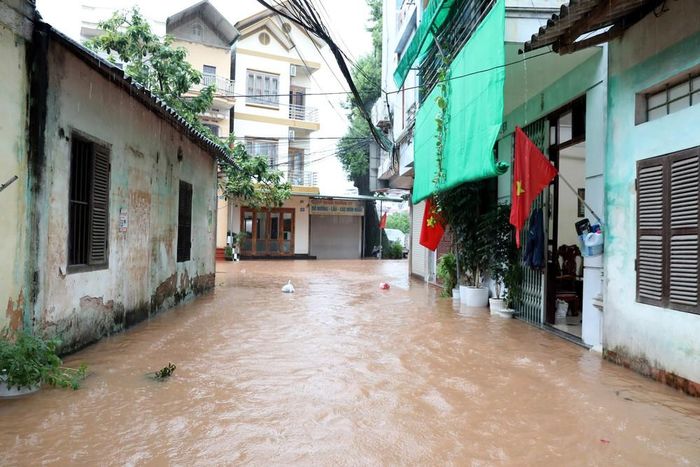 Nước sông Kỳ Cùng dâng cao tràn vào nhà dân ven sông tại phường Lương Văn Tri, tỉnh Lạng Sơn