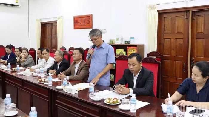 Ông Nguyễn Văn Bình, Chủ tịch Hội người Việt Nam tỉnh Attapeu phát biểu ý kiến tại Hội nghị. (Ảnh: Cộng tác viên)