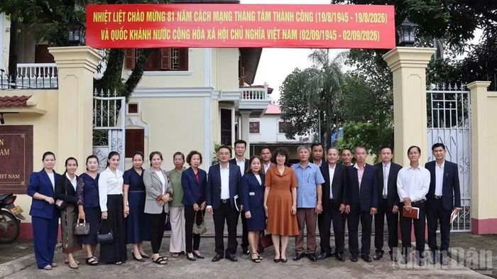 Tổng Lãnh sự Việt Nam tại Pakse Tạ Phương Dung và đại diện các Hội người Việt Nam tại 4 tỉnh nam Lào. (Ảnh: Cộng tác viên)