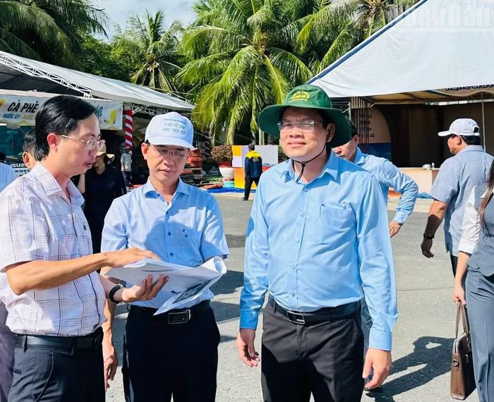 Lãnh đạo Sở Văn hóa, Thể thao và Du lịch báo cáo với đồng chí Hồ Thanh Thủy, Phó Bí thư Tỉnh ủy về công tác chuẩn bị đã sẵn sàng tại khu vực Quảng trường Hùng Vương, phường Bạc Liêu. (Ảnh: TRỌNG DUY)