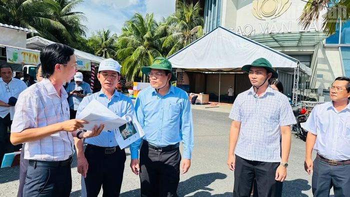 Đồng chí Hồ Thanh Thủy (thứ hai, trái sang), Phó Bí thư Tỉnh ủy và đồng chí Phó Chủ tịch Ủy ban nhân dân tỉnh Cà Mau (giữa) trực tiếp đi kiểm tra khu vực trình diễn khinh khí cầu tại Quảng trường Hùng Vương, phường Bạc Liêu. (Ảnh: TRỌNG DUY)