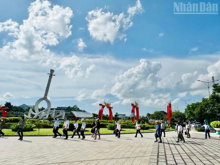 Thường trực Tỉnh ủy và Ủy ban nhân dân tỉnh Cà Mau kiểm tra công tác chuẩn bị các sự kiện tại Quảng trường Hùng Vương, phường Bạc Liêu. (Ảnh: TRỌNG DUY)