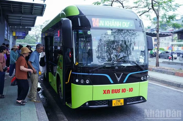 Xe buýt dần trở thành lựa chọn an toàn, thích hợp cho người cao tuổi.