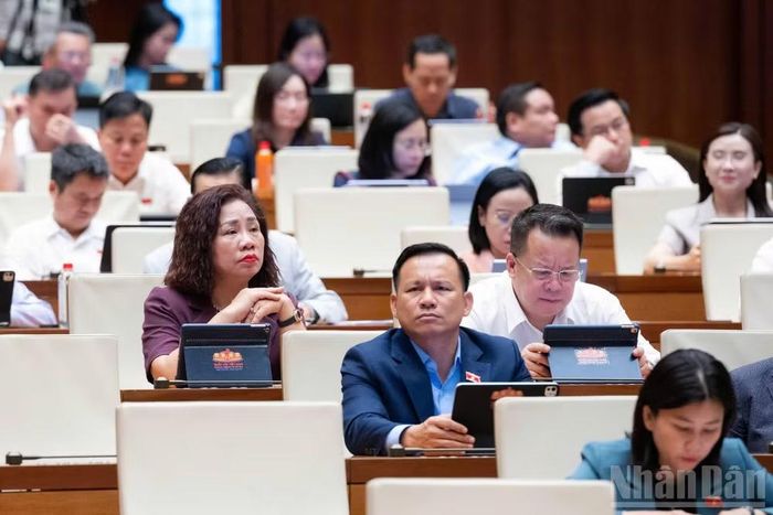 Quốc hội thảo luận ở hội trường sáng 22/8.