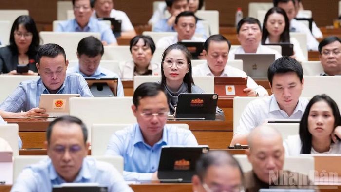 Quốc hội thảo luận ở hội trường sáng 22/8. (Ảnh: DUY LINH)