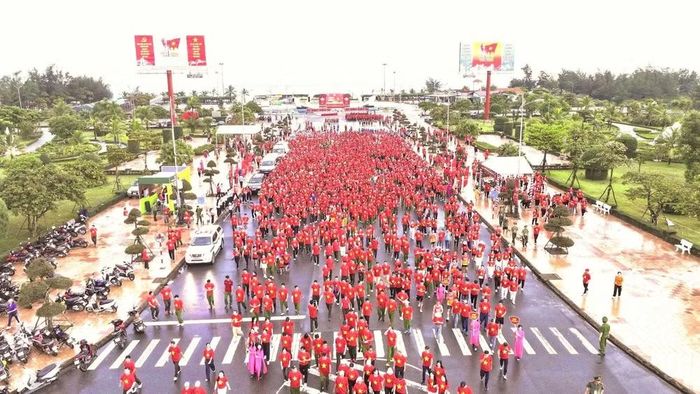 Chương trình đi bộ “Cùng Việt Nam tiến bước” năm 2025 tại điểm chính của tỉnh Quảng Trị. (Ảnh: HƯƠNG GIANG)