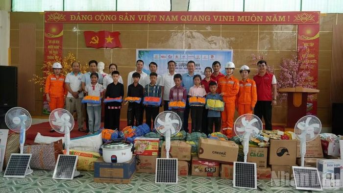 Đại diện Công ty Điện lực Lào Cai cùng chính quyền địa phương và các nhà tài trợ trao học bổng cho học sinh có hoàn cảnh khó khăn tại xã Nậm Xé. (Ảnh: Công ty Điện lực Lào Cai)